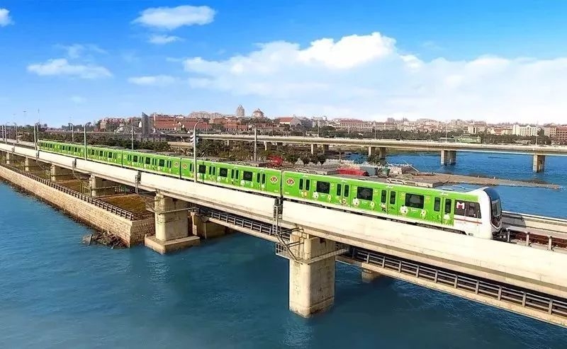 “安井綠”地鐵在廈門海堤上奔馳