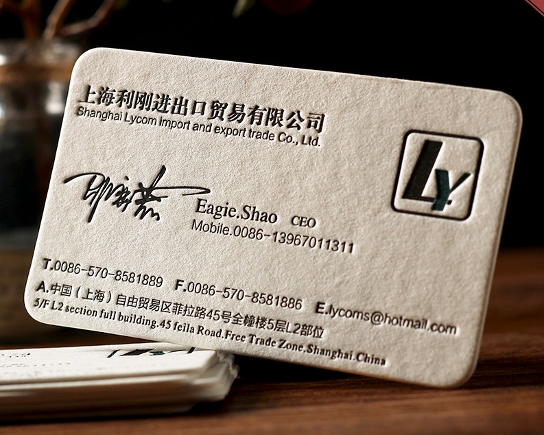 360克蒙特利卡，也是意大利進口的環保紙張，紙張本身一共有兩個色，一個是白色，一個是棕黃色